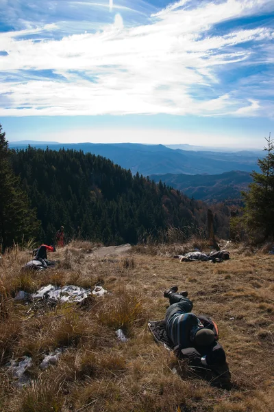 Toeristen op de bergtop — Stockfoto