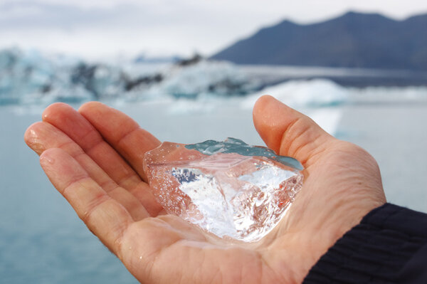 Кусок ледникового льда
