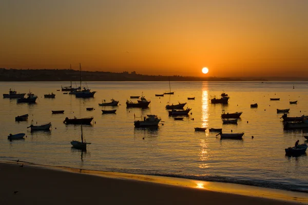 停泊的船只在黎明时在葡萄牙 — 图库照片