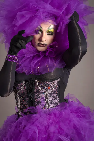 Drag queen in violet jurk — Stockfoto