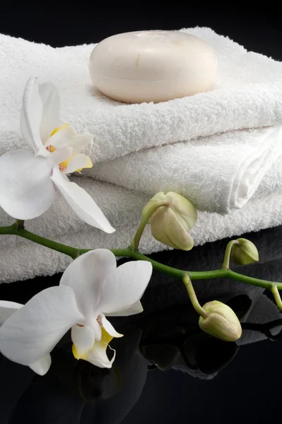 Ręczniki z orchidei i mydła — Zdjęcie stockowe