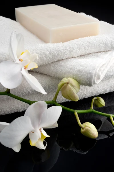 Ręczniki z orchidei i mydła — Zdjęcie stockowe