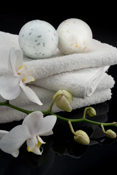 Ręczniki z orchidei i kąpieli kulki — Zdjęcie stockowe
