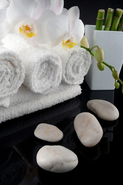 Ręczniki z orchidei i kamienie — Zdjęcie stockowe