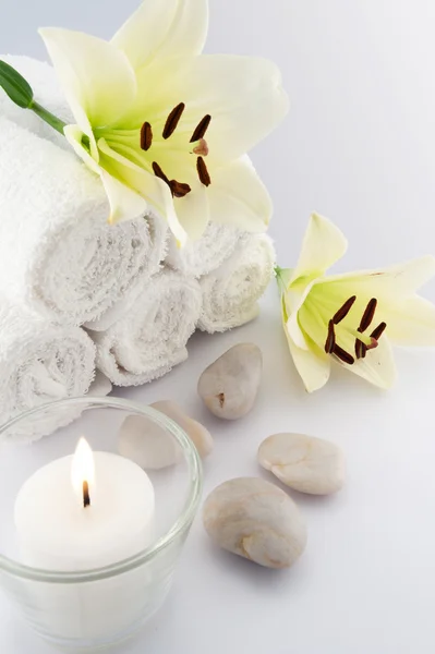 Białe ręczniki i kwiat, świeca — Zdjęcie stockowe