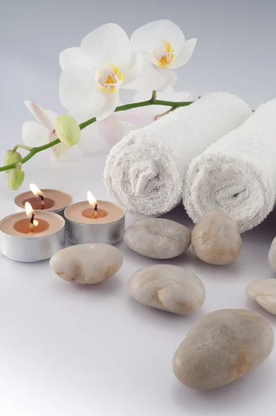 White towels and candles — Stock Photo, Image