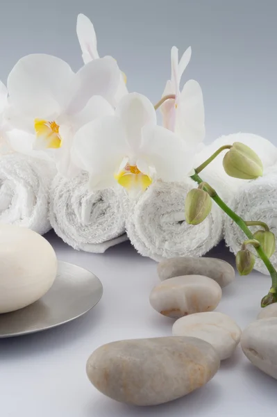 Białe ręczniki i kamienie z mydłem — Zdjęcie stockowe