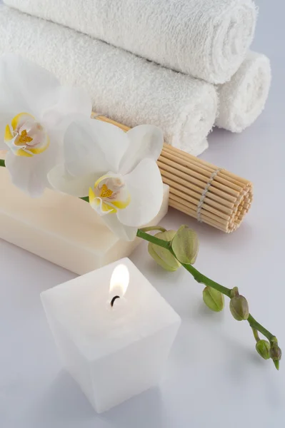 Białe ręczniki z orchidei i bambusowe — Zdjęcie stockowe