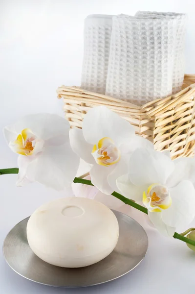 上白毛巾肥皂与兰花和竹 — 图库照片