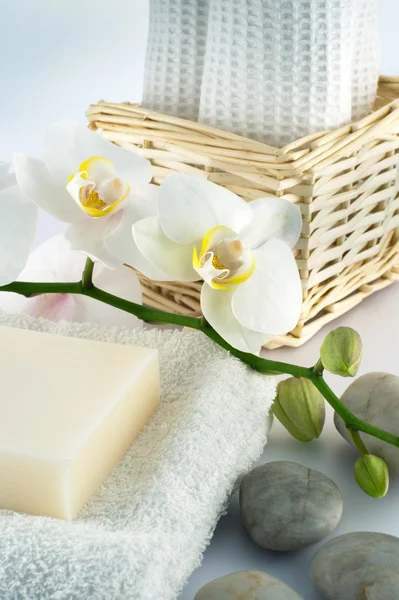 Mydło na białe ręczniki z orchidei i bambusowe — Zdjęcie stockowe