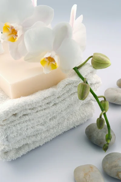 Soap on white towels with orchid and bamboo — Stock Photo, Image