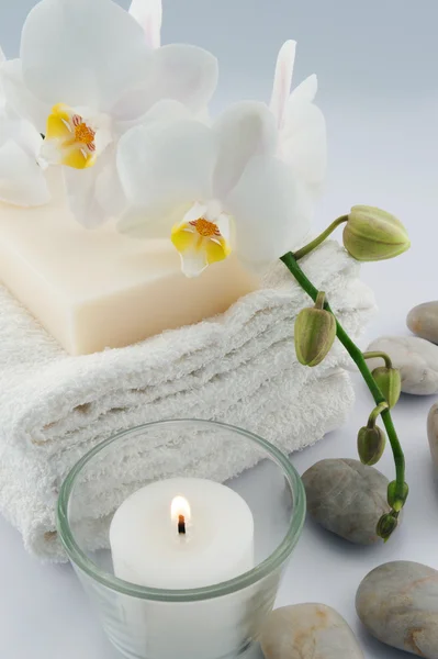 上白毛巾肥皂与兰花和竹 — 图库照片