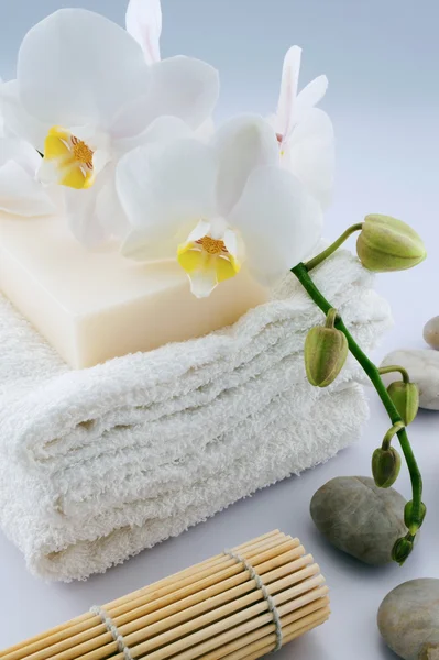 Mydło na białe ręczniki z orchidei i bambusowe — Zdjęcie stockowe
