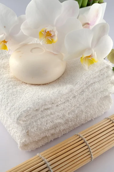 Białe ręczniki i orchidea — Zdjęcie stockowe