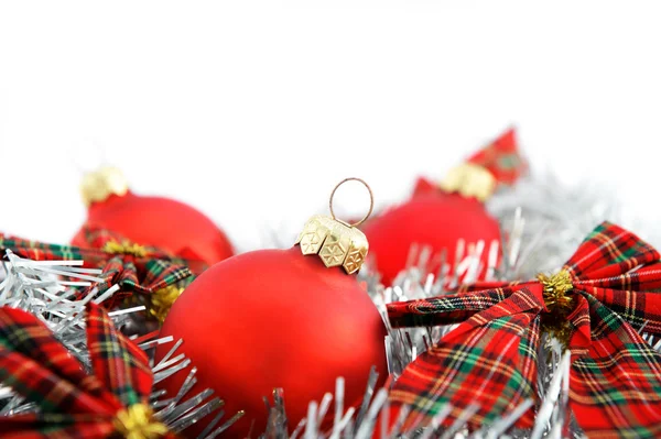 Rote Weihnachtskugeln mit Karoband auf weißem Hintergrund — Stockfoto