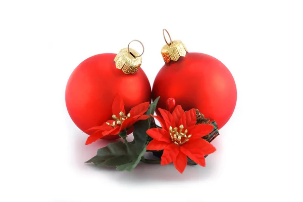 Zwei rote Weihnachtskugeln — Stockfoto