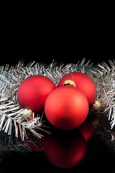 Üç kırmızı saten Noel topları — Stok fotoğraf