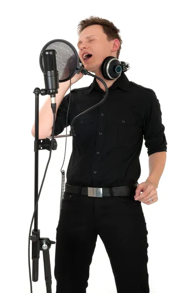 Junger Mann mit Mikrofon auf weißem Hintergrund — Stockfoto