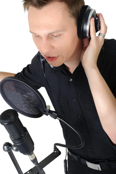 Молодой человек с микрофоном на белом фоне — стоковое фото