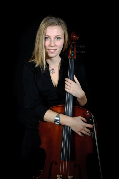 Retrato de violoncelista jovem com violoncelo — Fotografia de Stock