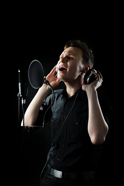 Youngf muž zpívat — Stock fotografie