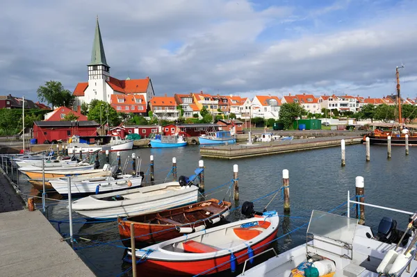 Marina e igreja branca em Ronne, Bornholm, Dinamarca — Fotografia de Stock