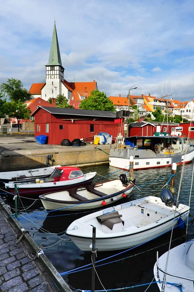 Marina e iglesia blanca en Ronne, Bornholm, Dinamarca — Foto de Stock