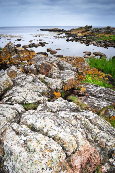 Kayaların üzerinde bornholm Adası, Baltık Denizi — Stok fotoğraf