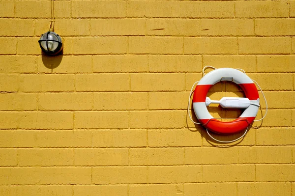 黄色の壁に lifebelt — ストック写真