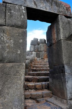 Şehrin antik taş kapısını