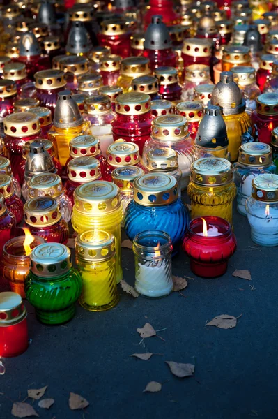 Красочные свечи на кладбище — стоковое фото
