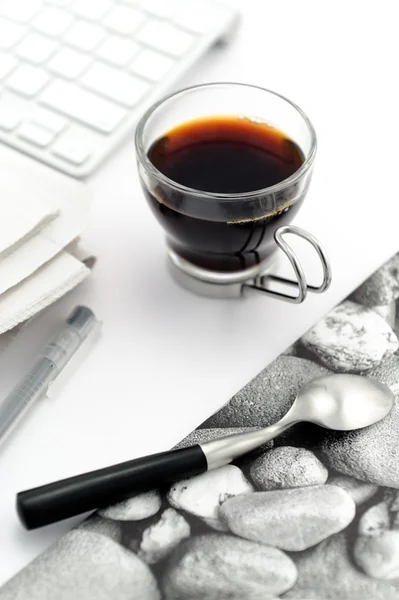 Kaffee in Glasschale mit stilvoller Serviette — Stockfoto