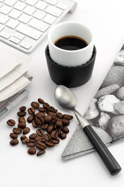 Espresso v malém šálku s kávová zrna — Stock fotografie
