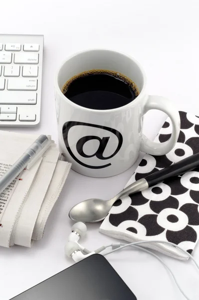 Kaffee in weißer Tasse mit mindestens Symbol — Stockfoto