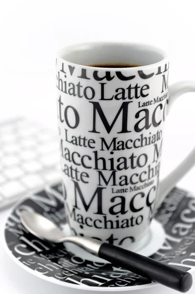 Caneca de café preto e branco com colher de chá — Fotografia de Stock