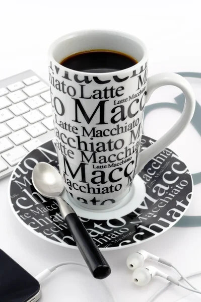 Mug kopi hitam dan putih dengan ponsel dan headphone — Stok Foto