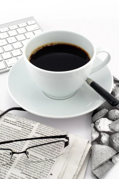 Weiße Tasse frischen Kaffee — Stockfoto