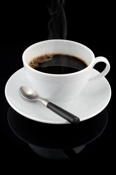 Tasse rauchenden heißen Kaffee über schwarzem Hintergrund — Stockfoto