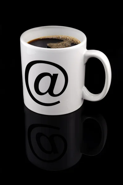 Cangkir putih kopi di atas latar belakang hitam dengan tapak kliping — Stok Foto