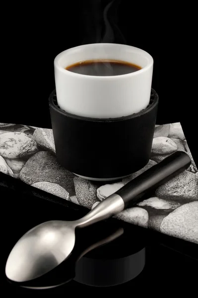 Rauchende heiße Tasse Expresso auf schwarzem Hintergrund — Stockfoto