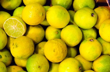 bir sayaç üzerinde sarı organik limon