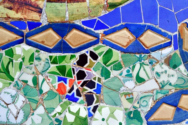 Mosaico de Antoni Gaudí en el parque de Guell en Barcelona, España —  Fotos de Stock