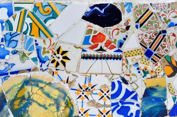 Moderno mosaico en el parque de Guell Antoni Gaudí en Barcelona — Foto de Stock