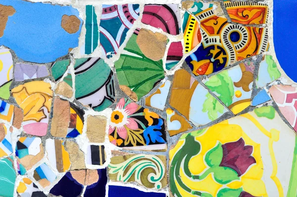 Красочная мозаика в парке Гуэль, Барселона — стоковое фото
