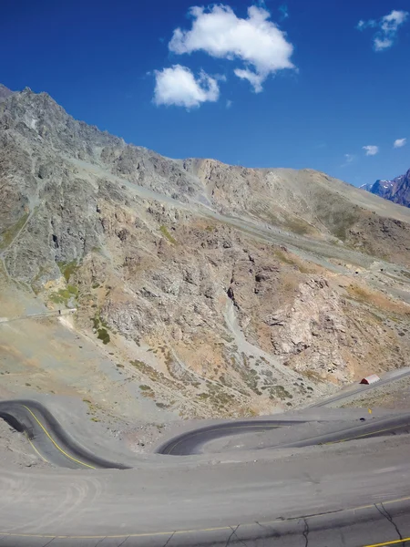 Curved road in Andes — Stock Photo, Image