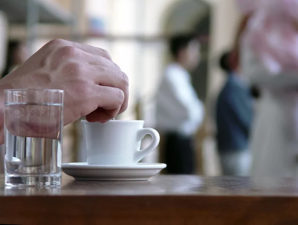 Tangan mengaduk secangkir kafe — Stok Foto