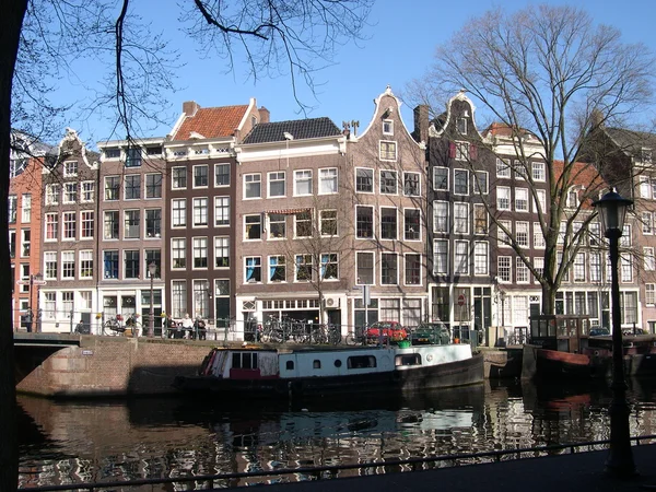 Épületek és csatorna Amszterdamban — Stock Fotó