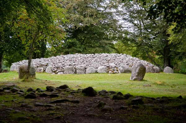 Cairn con cámara y piedras en pie — Foto de Stock