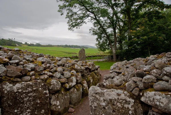 Chambered cairn and standing stone — Stock Photo, Image