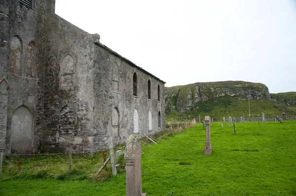 Кладбище и церковь острова — стоковое фото